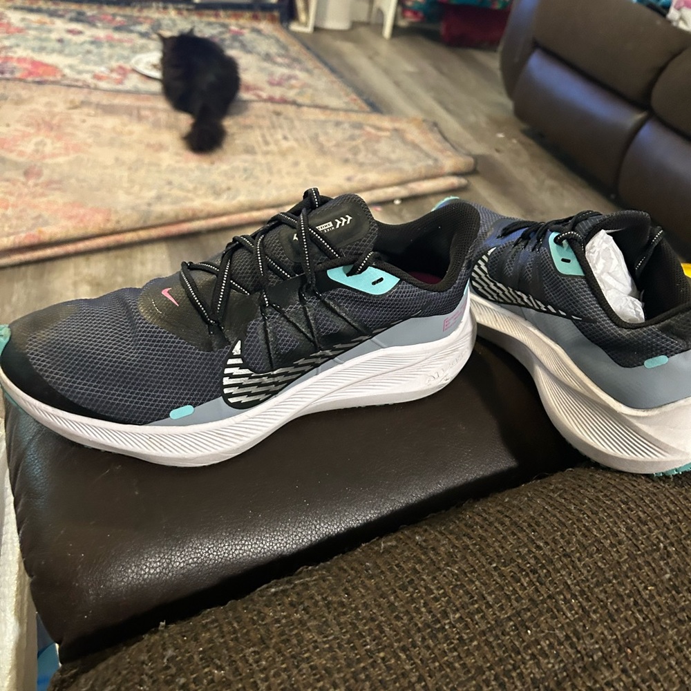 Women’s NIKE tennis shoes Size 10